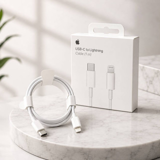 کابل USB-C به Lightning سفید رنگ با طول 1 متر مناسب شارژ و انتقال اطلاعات دستگاههای اپل شامل آیفون و آیپد.